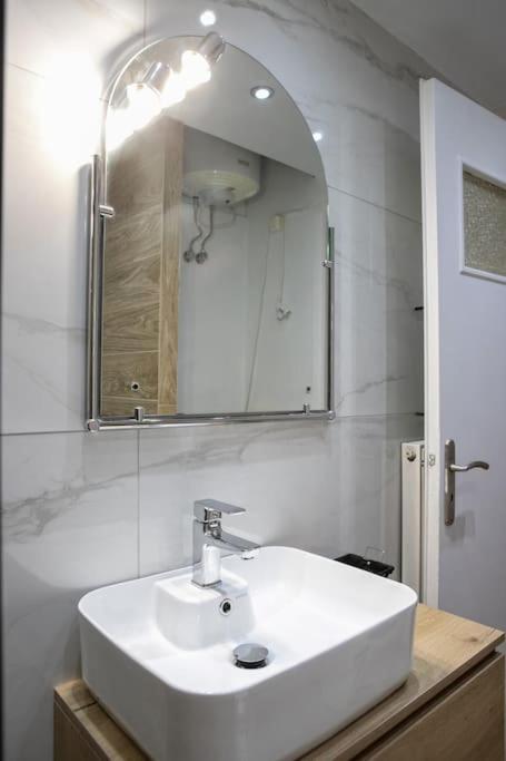 Stylish And Comfortable Apartment เอเธนส์ ภายนอก รูปภาพ